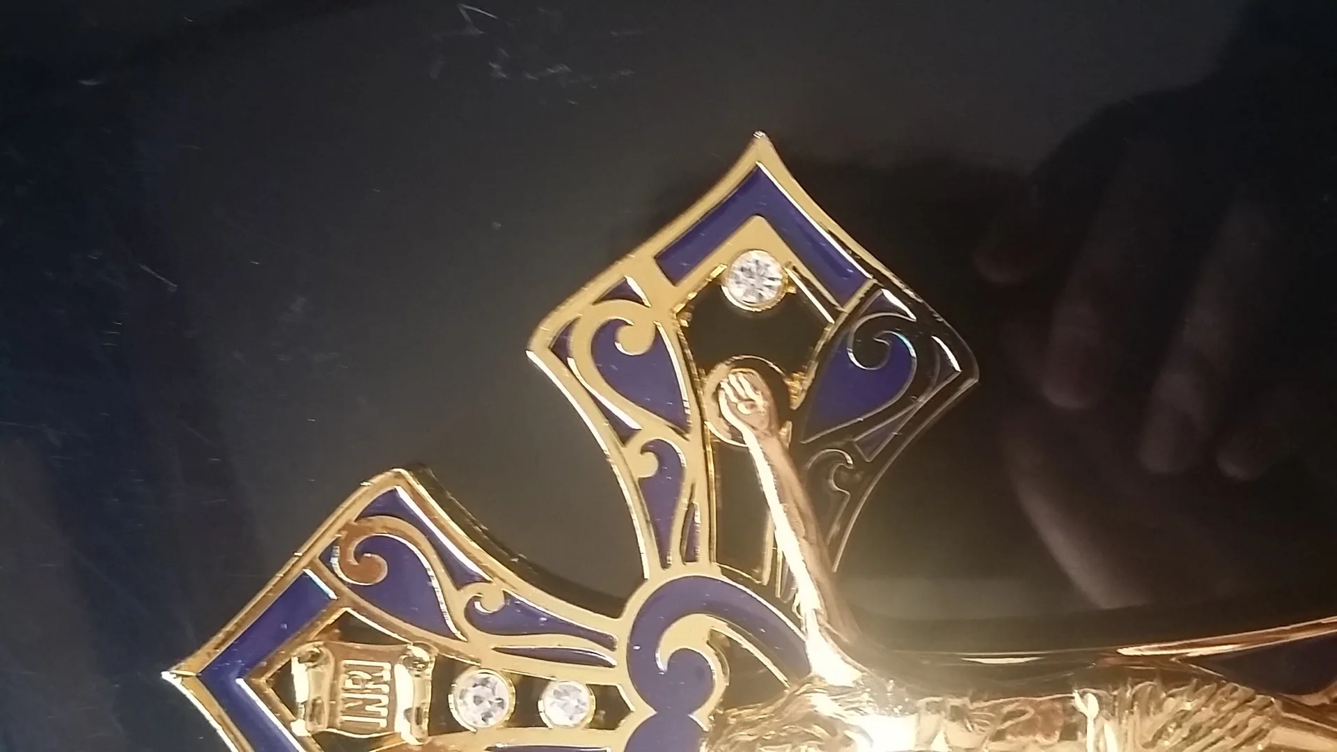 Католический священный христианский крест позолоченное синее дно сумерки