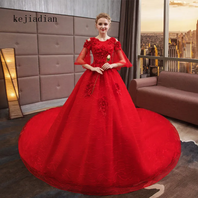 Бальный наряд с кружевами и красное утепленное платье длинными рукавами