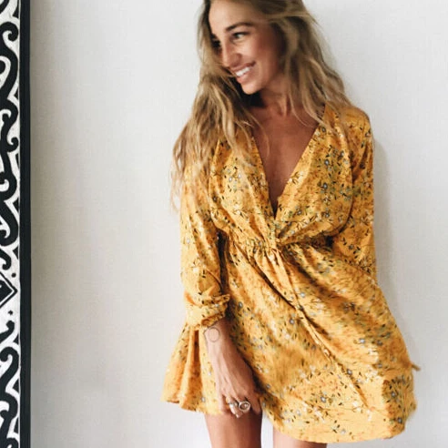 Стильное летнее женское платье с длинным рукавом треугольным вырезом и