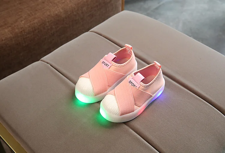 Светодиодный LED теннисные кроссовки для мальчиков и девочек Отличная модная детская повседневная обувь милые спортивные дышащие Детские Малыши
