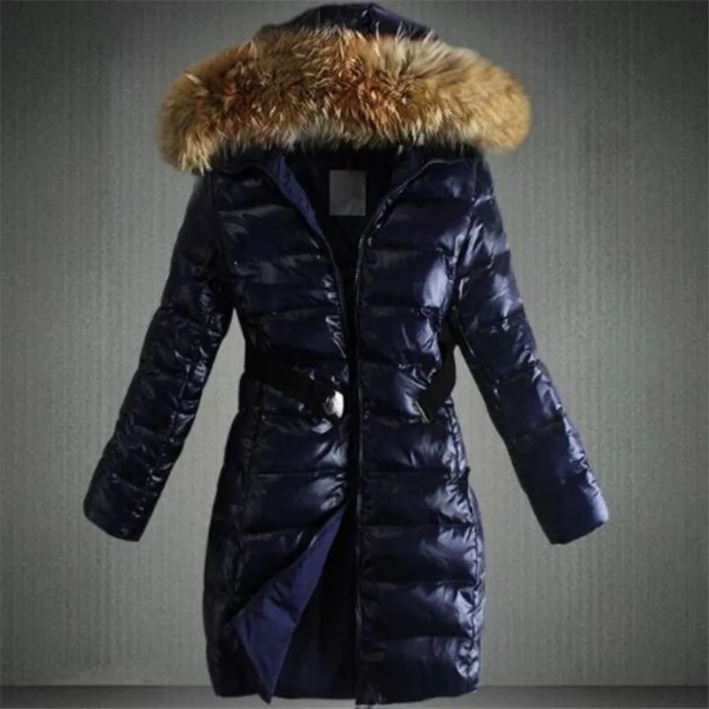 Женская зимняя куртка с капюшоном и меховым воротником
