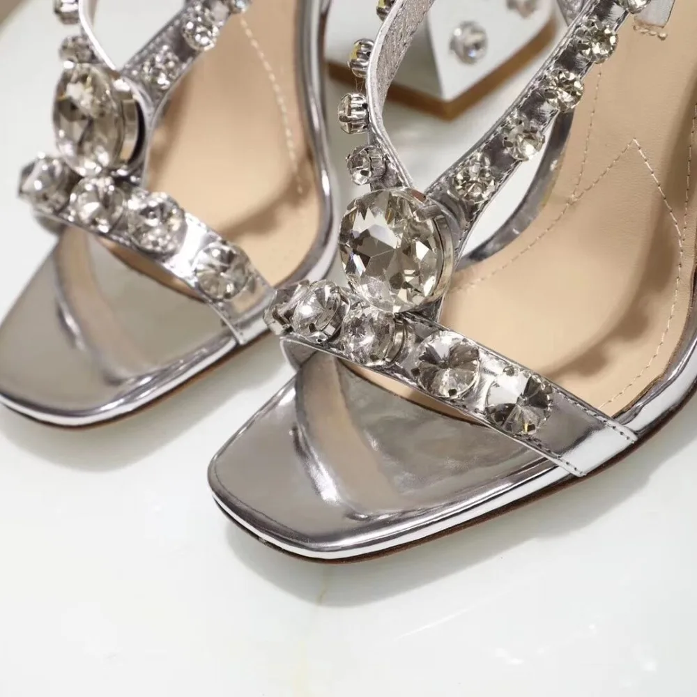 Черные босоножки на не сужающемся книзу высоком массивном каблуке со стразами