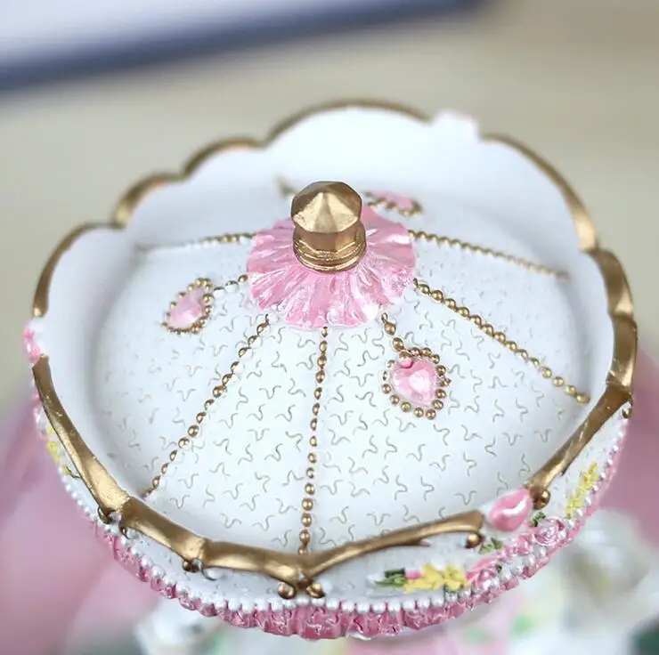 Музыкальная шкатулка с кристальным шариком в виде карусели снежинок и веселых