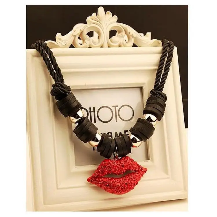 Мода преувеличивать пикантные большие красные губы ключицы цепи подвеска на