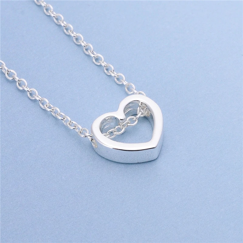 Простое дизайнерское ожерелье с милыми маленькими искусственными сердечками