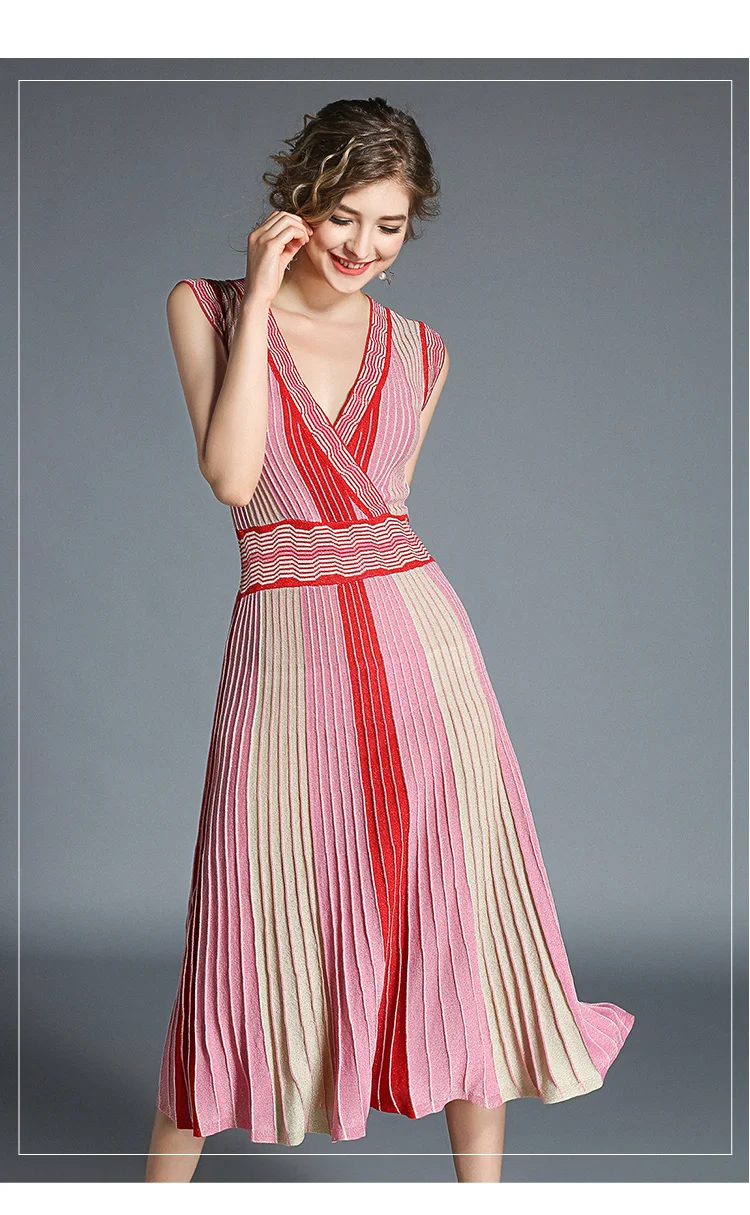 Женское трикотажное облегающее платье модельное в полоску без рукавов с V