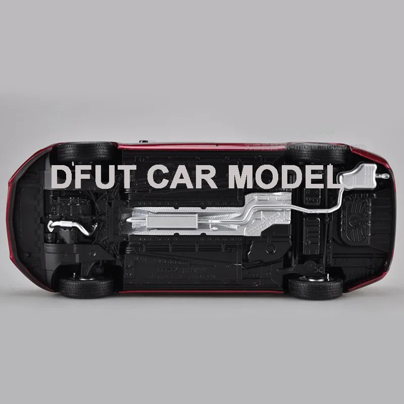 Модель спортивного автомобиля из сплава в масштабе 1:18 оригинальные