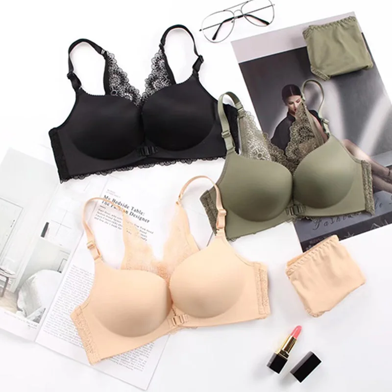 Комплект женского кружевного нижнего белья с чашками пуш ап и открытой