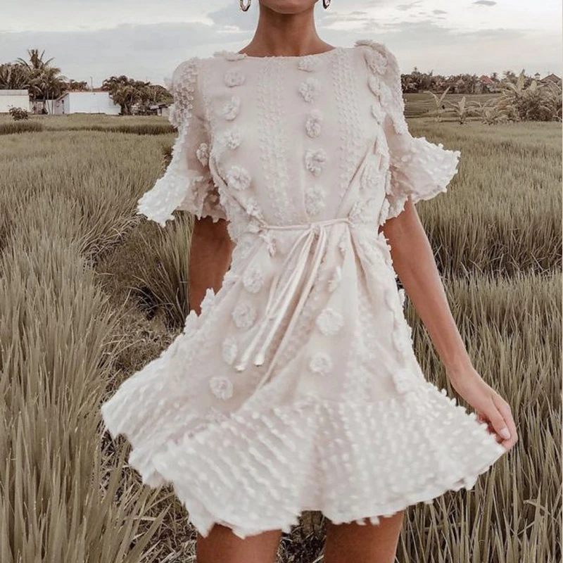 Женское жаккардовое платье с оборками короткое пляжное белого и бежевого цвета