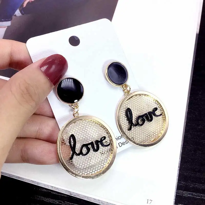 Модные популярные серьги с надписью love круглые полым кулоном темпераментные