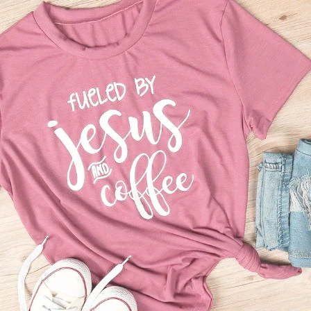 Женская футболка с круглым вырезом fueled by jesus and coffee Забавные футболки графикой