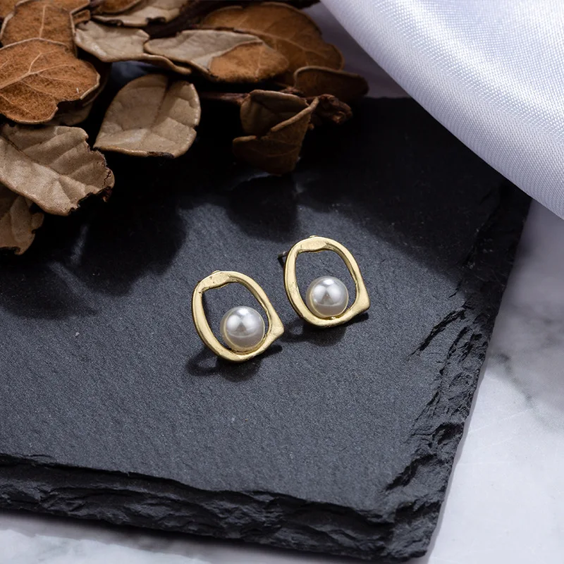 Простые серьги гвоздики с имитацией жемчуга Винтажные из матового сплава