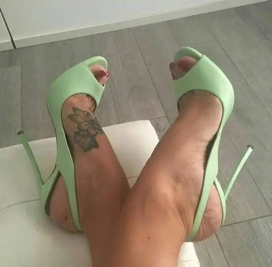 Стильные розовые лакированные туфли-лодочки с ремешком на пятке женская обувь