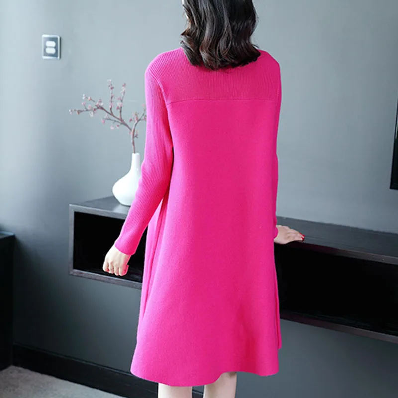 Женское трикотажное платье свитер длинное карамельных цветов с круглым вырезом