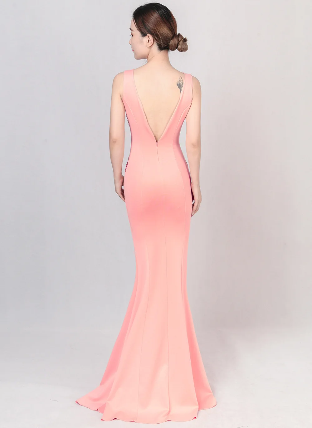 Женское вечернее платье без рукавов с глубоким v образным вырезом и кристаллами