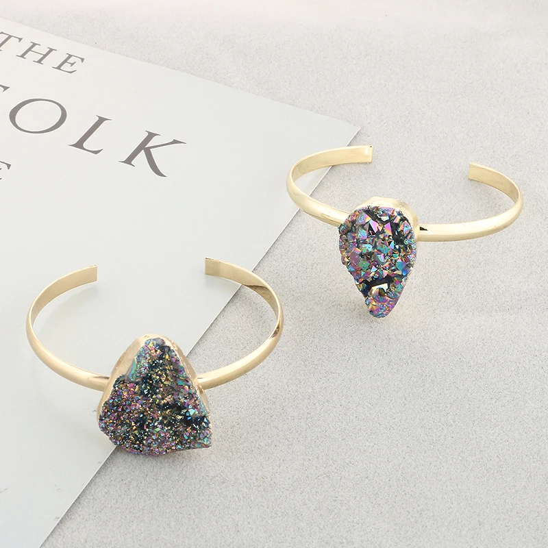 Женский браслет с натуральным минеральным кристаллом Открытый на запястье