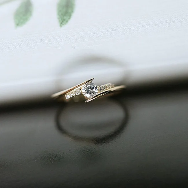 Женское кольцо светильник с инкрустированным кубическим цирконием желтое