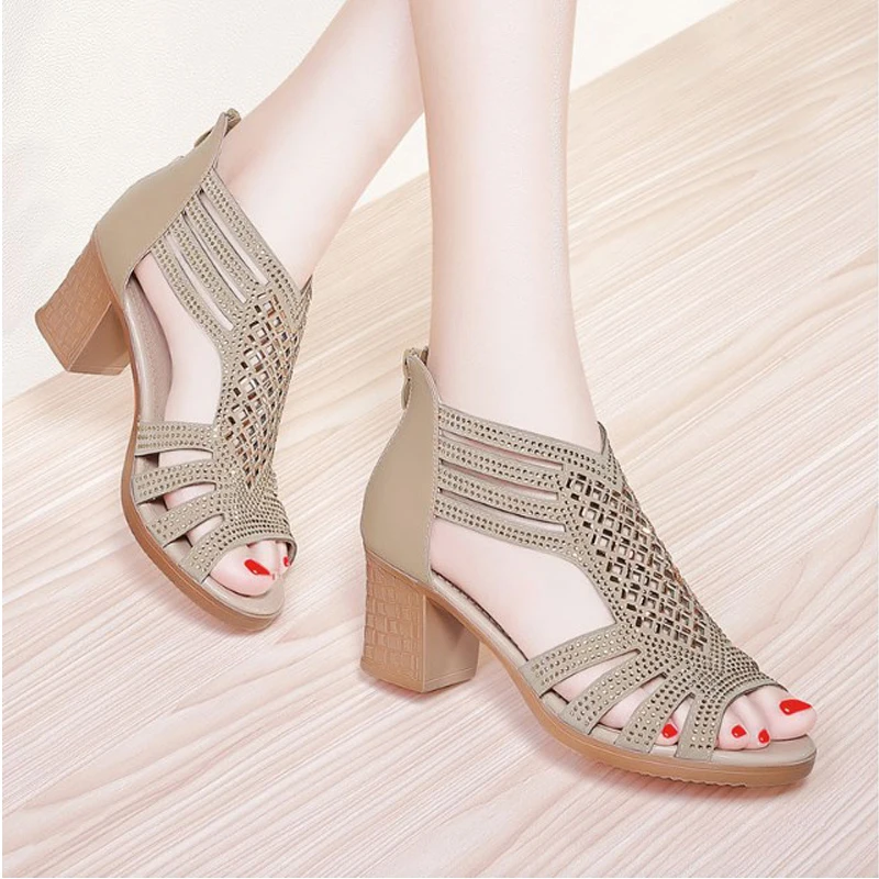 Женские кожаные сандалии-гладиаторы на танкетке с кристаллами геометрическим