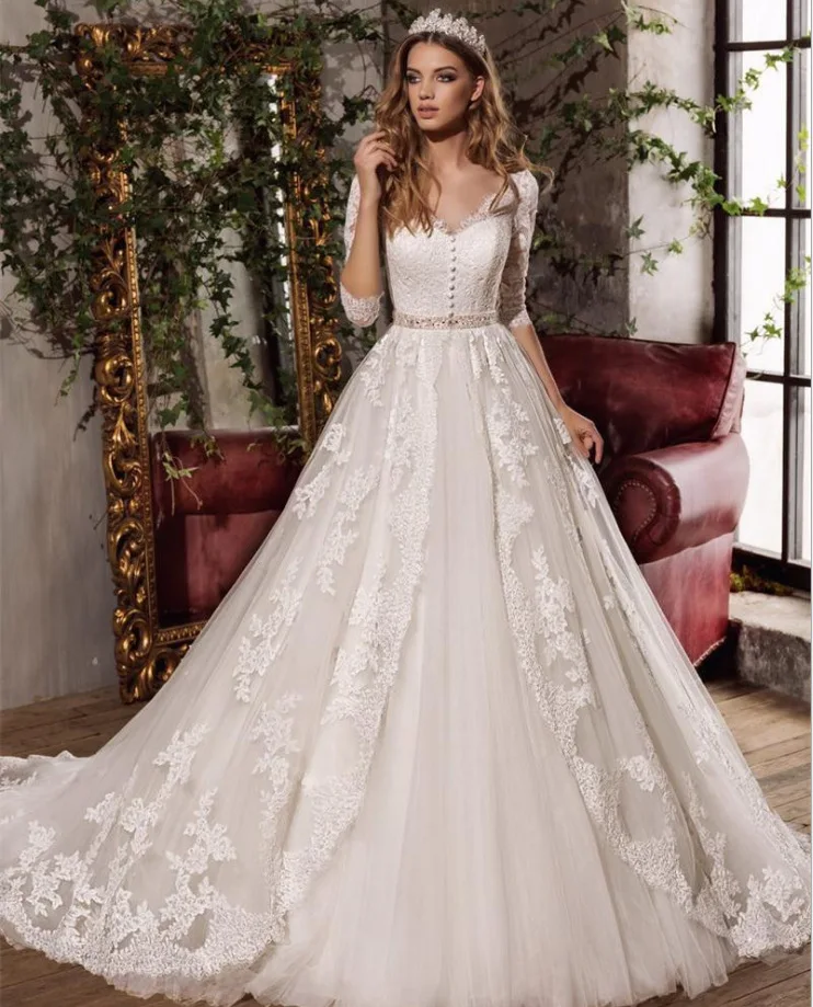 Свадебное платье с v образным вырезом и пуговицами на спине от Vivian's Bridal