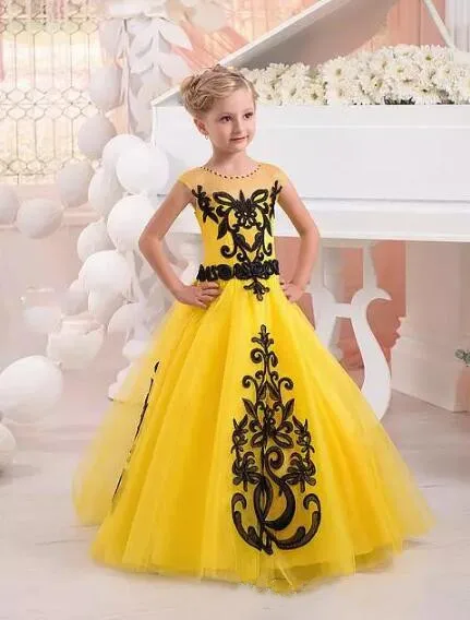 

New Yellow Girls Pageant Dresses Jewel Neck Short Cap Sleeves Black Lace Appliques Tulle Floor Length Flower Girl Birthday Dress