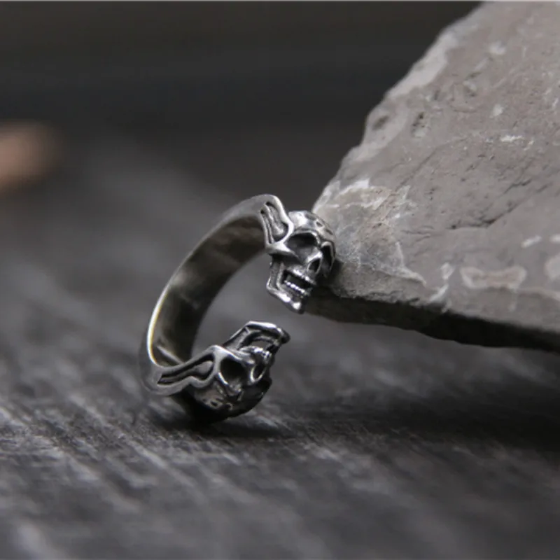 Мужское кольцо с черепом и двойным наконечником уникальное ювелирное изделие из