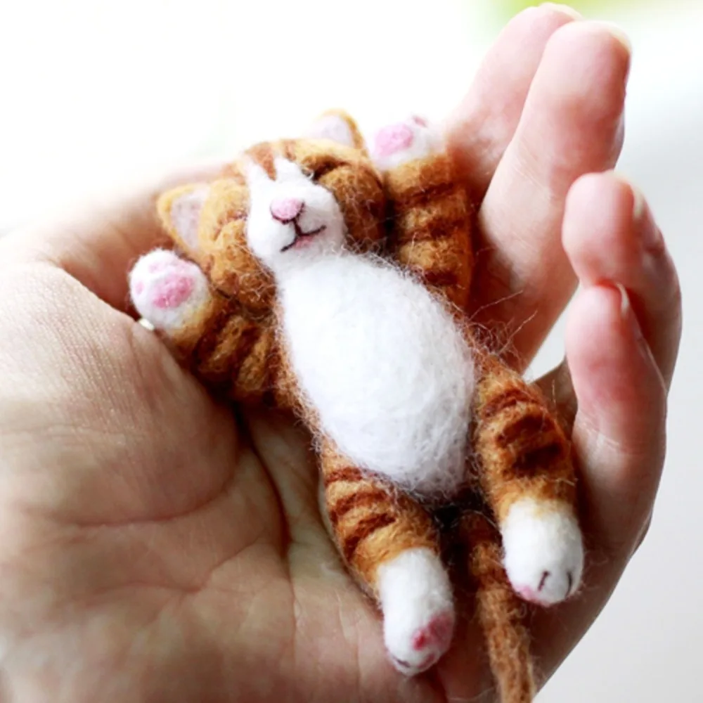

Feltsky Lazy Cat Needle Felting Kit Lying in Hand 10cm - Needles, Finger Guards, Black High-Density Foam Mat, Instructions
