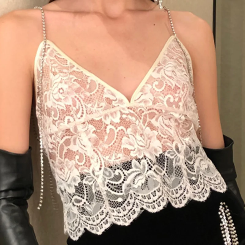 Топ кружевной на бретелях-спагетти без рукавов с глубоким V-образным вырезом |