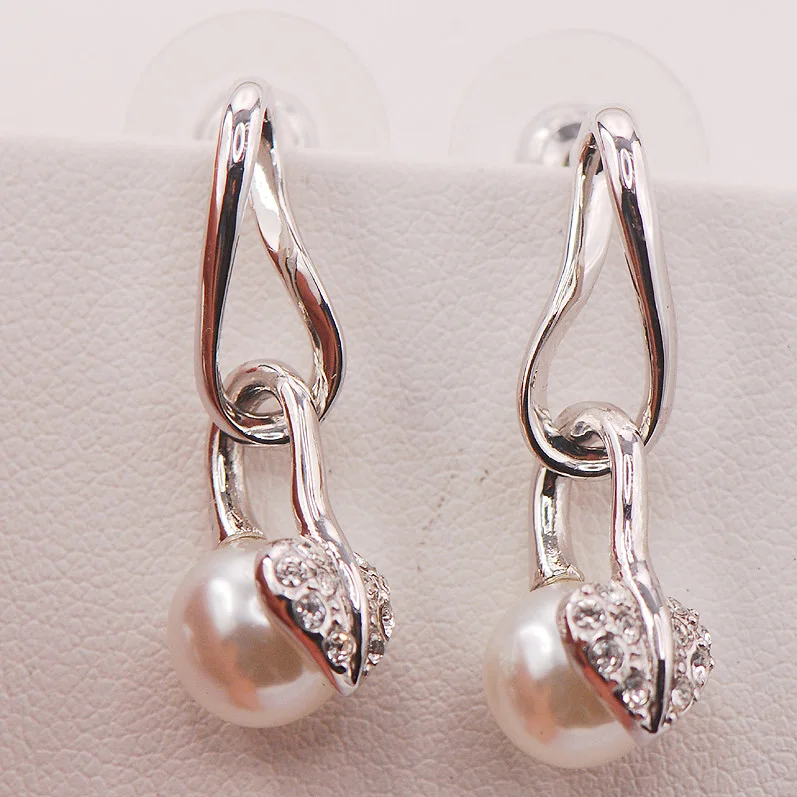 

Серьги из серебра с белым жемчугом