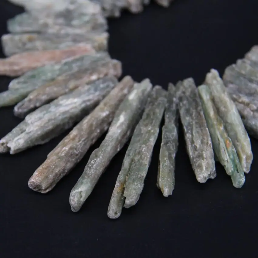 Нитка с натуральным зеленым кианитом 15 5 &quot верхнее отверстие просверленной