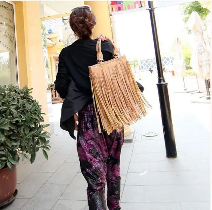 Сумка мессенджер женская с бахромой Модный саквояж кросс боди на плечо удобный