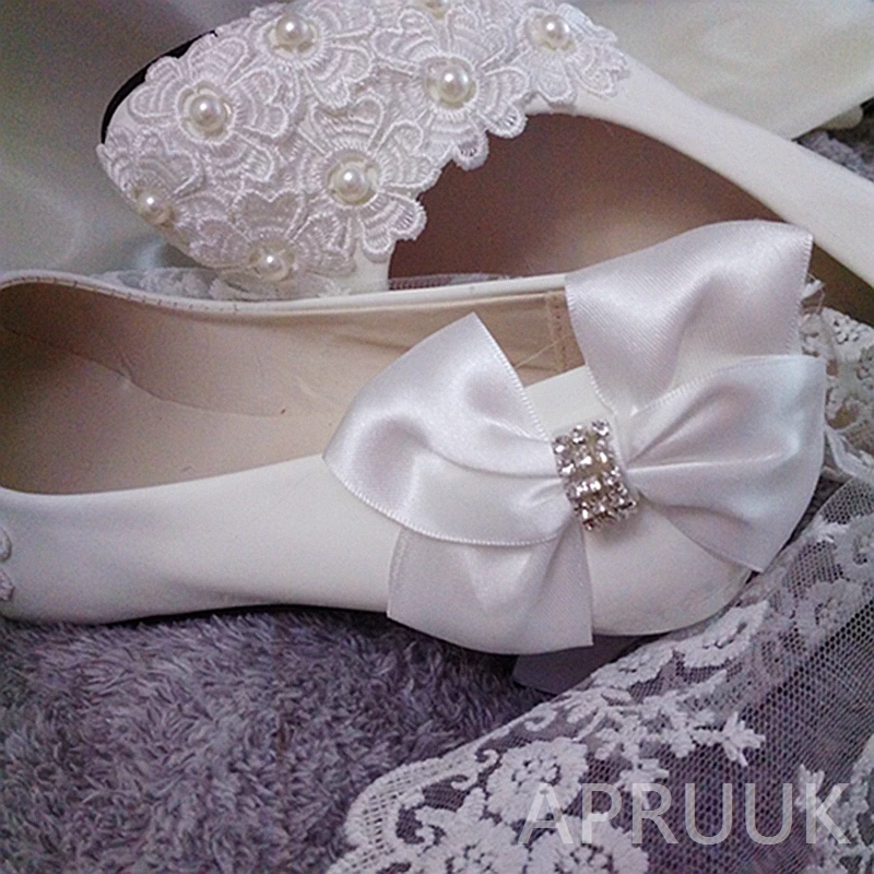 Свадебные туфли на среднем каблуке 5 см с атласным бантом и кружевным цветком