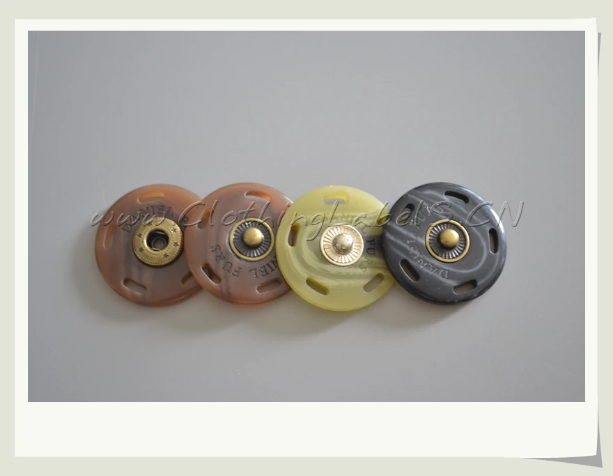 Изготовленные на заказ кнопки из смолы для одежды натурального цвета швейных