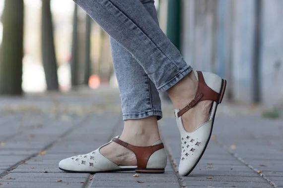 2019 Spring New Hollow Out Women Shoes Pointed Toe Flat Leather Casual Female Fashion Woman Plus Size 43 H122 | Обувь