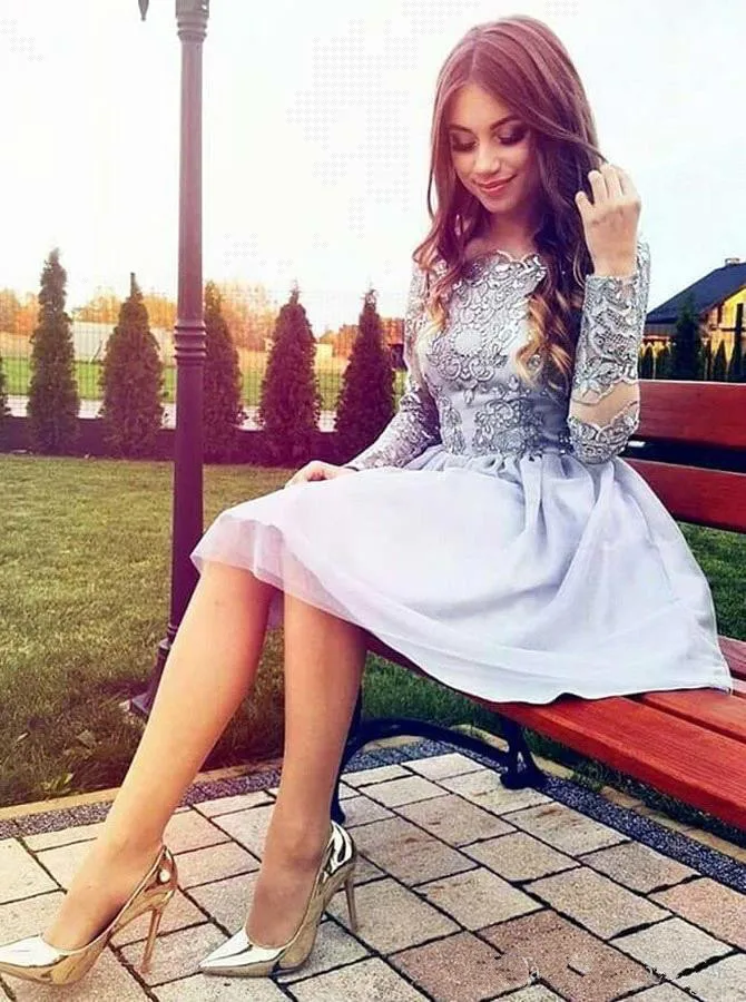 Винтажное короткое платье с длинными рукавами сиреневого и лавандового цвета