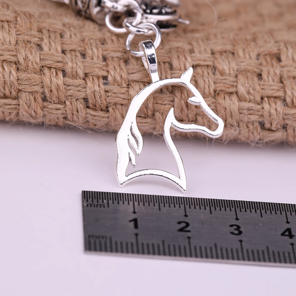 Браслет-цепочка из пшеницы с вырезами в виде головы лошади | Украшения и