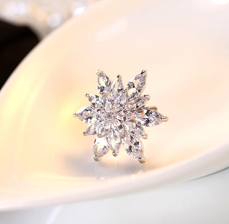 White gold Vicney, новая модная Рождественская Снежинка, брошь, AAA циркон, броши для женщин и мужчин, булавки, аксессуары для платья, пальто, ювелирные изделия, подарки - Окраска металла: White gold
