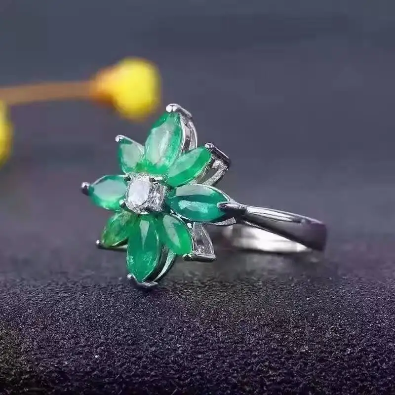 

Кольцо женское из серебра 925 пробы, с изумрудом