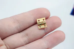 Бесплатная доставка, дешево, 20 компл.Лот, мини куклы 10 мм * 8 мм для кукольного домика, аксессуары для дома, маленькие петли, маленькие винты