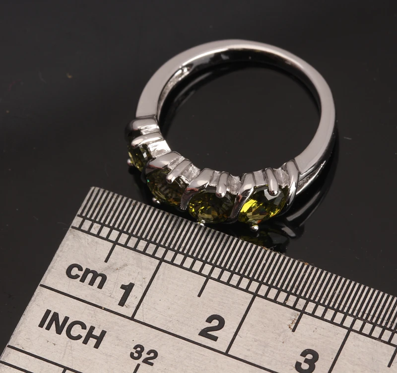 Элегантное серебряное кольцо в форме четырех яиц зеленого оливкового перидота и