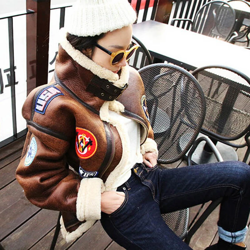 Стильная теплая замшевая куртка женская зимняя черная коричневая крутой значок