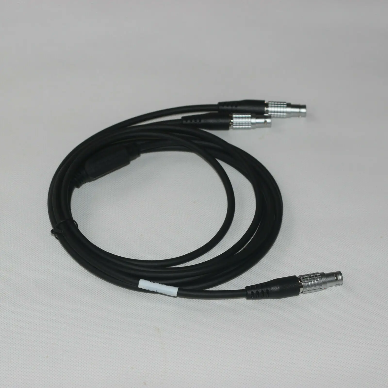 

Cable connects TS60 Total station to external battery for Leica TCPS27/29 Radio