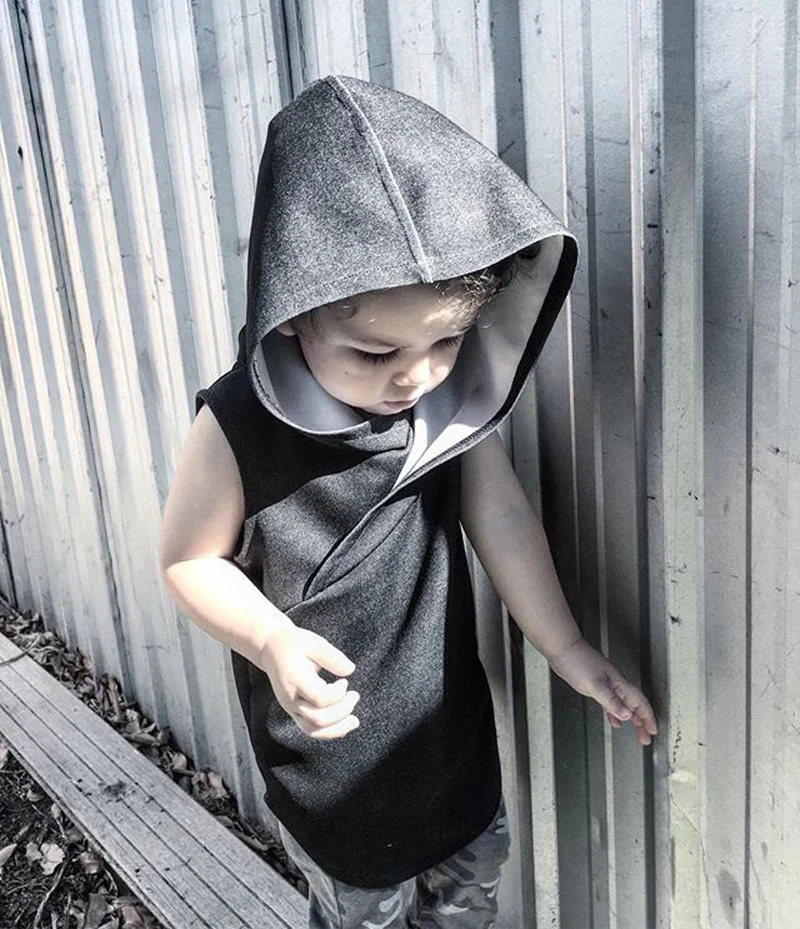 Комплект из 2 предметов: однотонный топ без рукавов с капюшоном и шорты для маленьких мальчиков