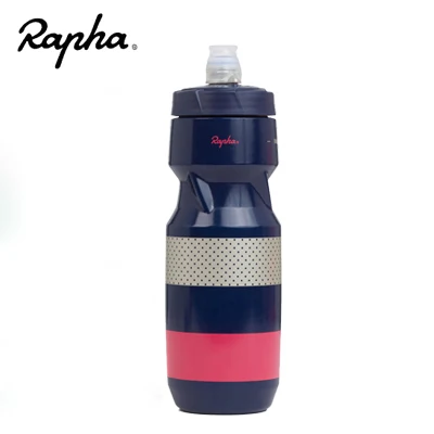 Спортивная велосипедная бутылка для воды RAPHA ciclismo 710 мл allaperto Изолированная |