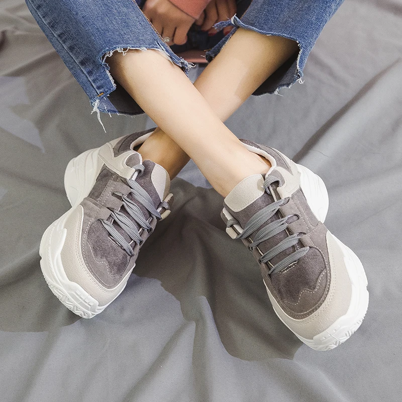Женские кроссовки на толстой подошве дышащие со вставками шнуровке повседневная