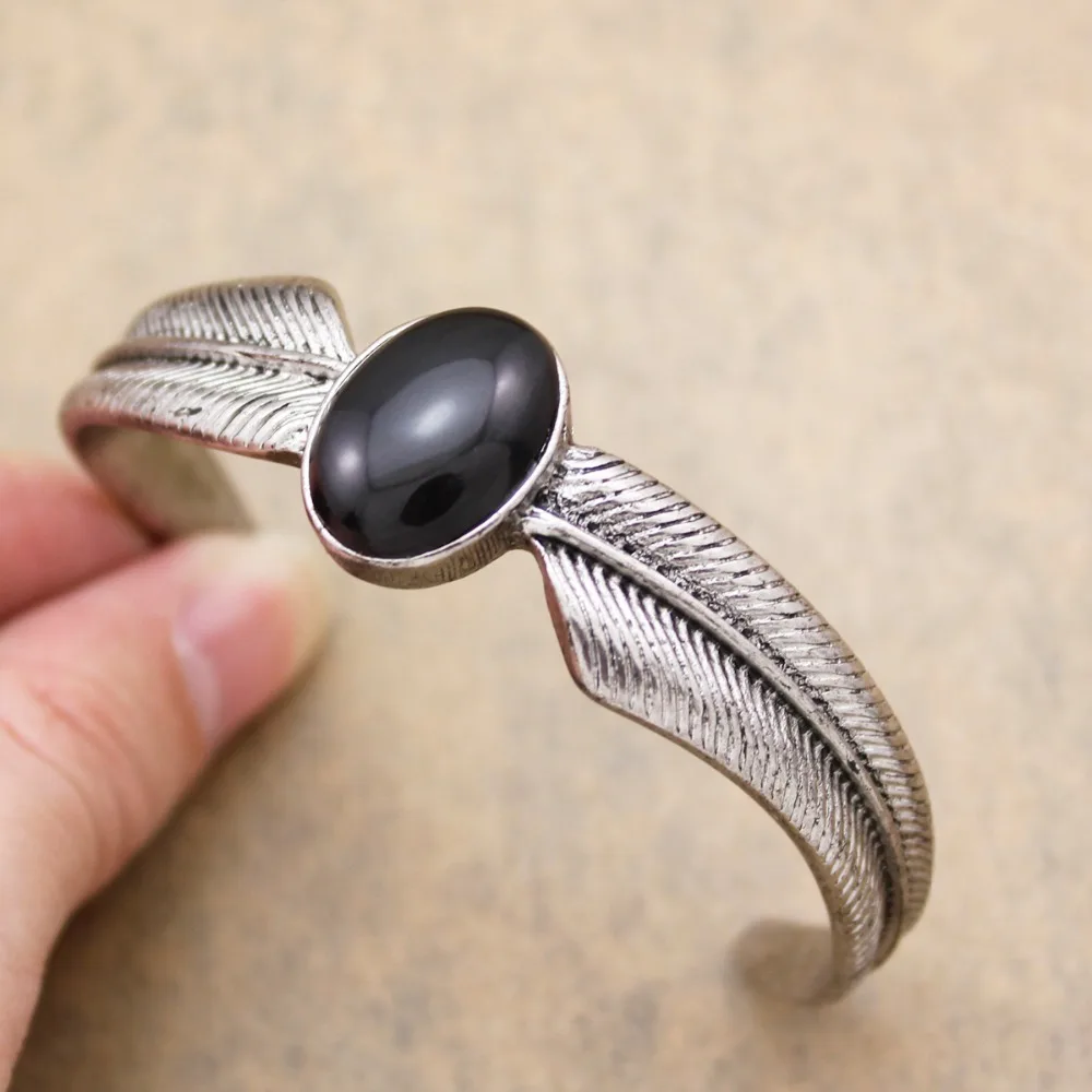 Посеребренный винтажный браслет с крыльями перьями и черным камнем стиль