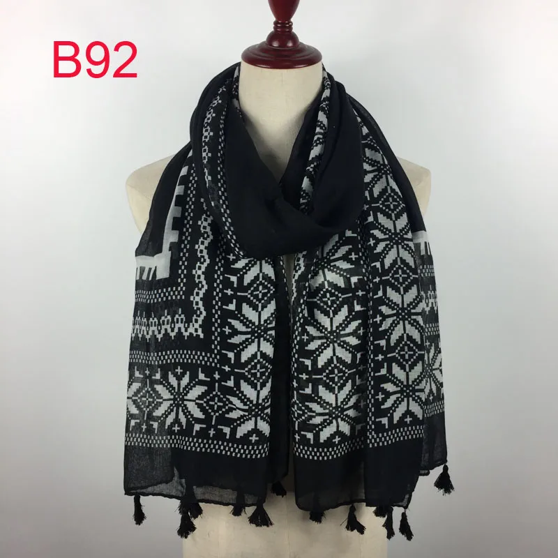2017 Fashionable Women poncho scarfs Spring tribal print blouses autumn Summer beach cover up shawl with fringe lady tassel |