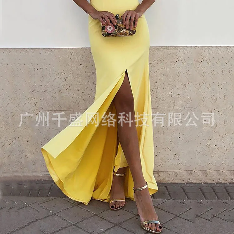 Женское платье-футляр с открытыми плечами желтое облегающее Платье макси