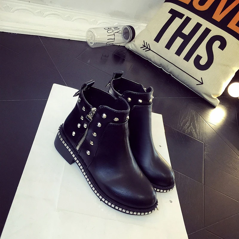 Кожаные блестящие женские ботинки с металлическими заклепками и боковой молнией