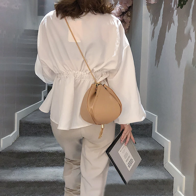 Сумка на плечо с кисточками и цепочкой женская сумка в Корейском стиле круглый