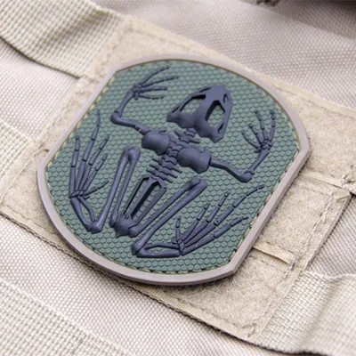 Темно Синий Скелет Лягушки значок резиновый ПВХ 3D крюк и петля Тактический